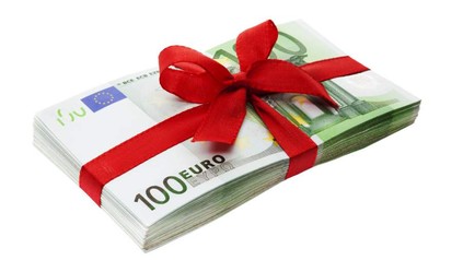 100 Euro Scheine in Schleife