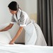 Zimmermädchen bereitet ein Hotelbett vor