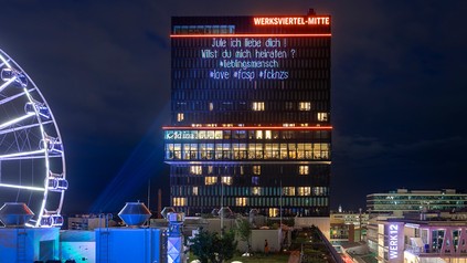 Liebesbekundungen, Grußworte und sogar Heiratsanträge erstrahlten am Donnerstagabend an der Fassade des Adina Hotel Munich.