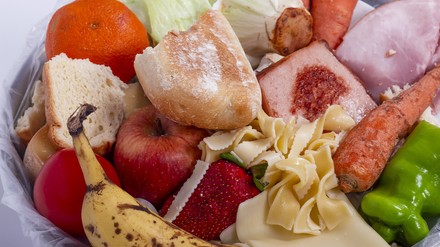 Mülltonne mit Lebensmitteln