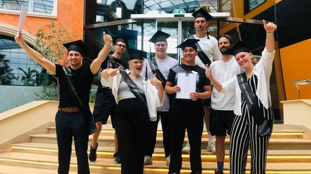 Acht Azubis des Hotels Victory