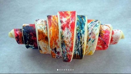 Ein buntes, noch nicht gebackenes Croissant