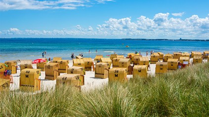 Deutschland, Schleswig-Holstein, Lübecker Bucht, Ostseebad Scharbeutz. Blick von der Duenenmeile auf den Ostseestrand.