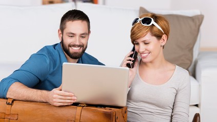 Pärchen beim Buchen des Urlaubs