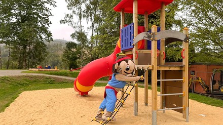 Maskottchen Yoki Ahorn testet den neuen Spielplatz.
