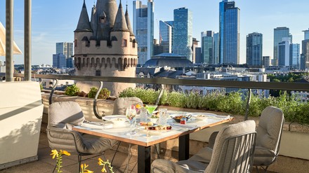Frühstück in der Rooftop Location „Occhio d’Oro“ im Flemings Selection Hotel Frankfurt-City