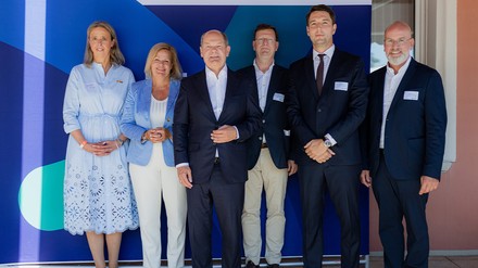 V. l. n. r: Tatjana Steinbrenner, Vizepräsidentin Handelsverband Hessen; Nancy Faeser, Bundesinnenministerin; Olaf Scholz, Bundeskanzler; Gerald Kink, Präsident Dehoga Hessen; Sven Rohde, Hauptgeschäftsführer Handelsverband Hessen; Oliver Kasties, Hauptgeschäftsführer Dehoga Hessen (Foto: © DEHOGA Hessen)