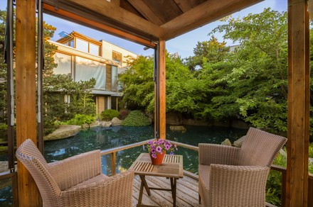 Garten des Schindlerhofs mit Blick auf den Ryokan