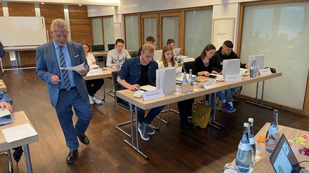 Employee Relations Manager Jürgen Stadelmann führte durch die Schulungseinheiten des Onboarding Programms. (Foto: © Elisabeth Zimmermann/Traube Tonbach)