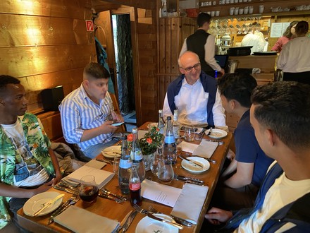 Gunter Rick Voigt im Gespräch mit den neuen Auszubildenden beim gemeinsamen Hüttenabend (Foto: © Elisabeth Zimmermann/Traube Tonbach)