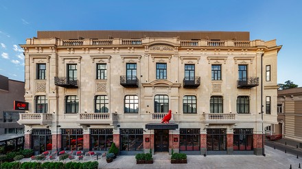 Das Radisson RED Tbilisi in der Außenansicht.