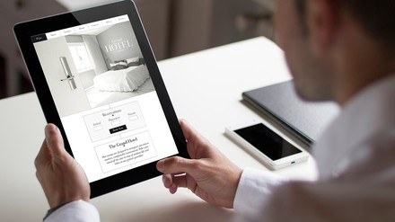 Ein Mann mit einem Tablet in der Hand.