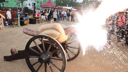 Eine Bratwurstkanone eröffnet mit einem symbolischem Kanonenschlag das neue Bratwurstmuseum auf dem Museumsgelände. Auf insgesamt vier Hektar wird die Geschichte der Bratwurst dargestellt.