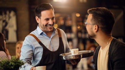 Ein Service-Mitarbeiter räumt ab.