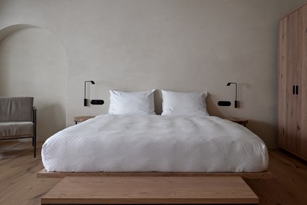 Eine Suite mit Doppelbett. (Foto: ©Konstantin Volkmar/fink Restaurants&Suites)