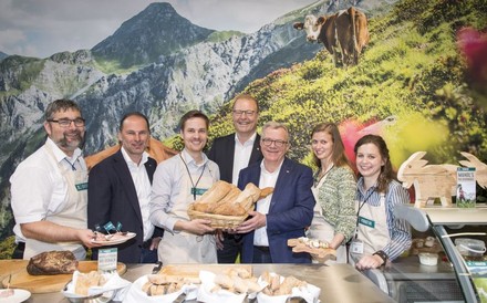 Thomas Panholzer präsentiert mit einigen anderen Personen Brote