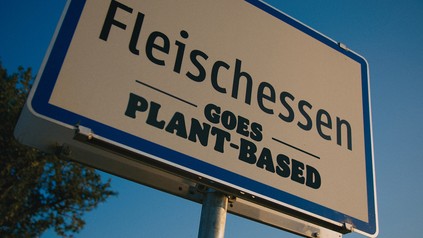 Ortsschild von Fleischessen mit Sticker zur Fleischlos-Kampagne von Burger King