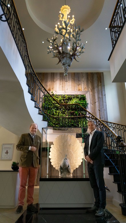Baron von Kempski und Dr. Tillmann Blaschke freuen sich über die Kooperation. (Foto: © Ritter von Kempski Privathotels)