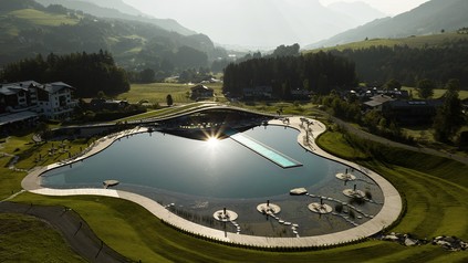 Der organisch designte Spa „Atmosphere by Krallerhof“, der 5.500 m2 große Natur-Badesee und der 50 Meter lange Infinity-Pool fügen sich harmonisch in die Landschaft ein.