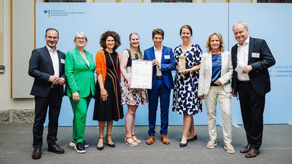 Große Freude beim Bundeswettbewerb „Nachhaltige Tourismusdestinationen“ (v. l. n. r.): Norbert Kunz (DTV), Petra Hedorfer (DZT), Stefanie Berk (Deutsche Bahn), Annabèlle Mesloh, Frank Jost, Beatrice Fröhlich (Tourismus Oberstdorf), Steffi Lemke (BMUV) und Dirk Dunkelberg (DTV)