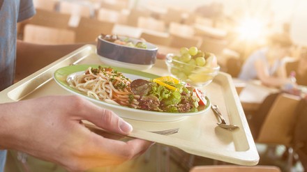 Essen auf einem Tablett in einer Kantine