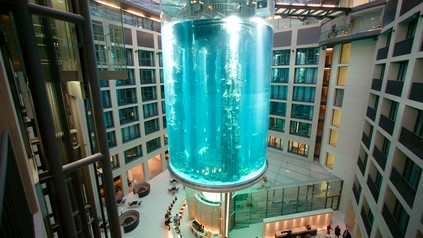 Riesenaquarium in der Lobby des Radisson Collection Hotels „Dom Aquaree“ in Berlin