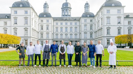 Team vor dem Althoff Grandhotel Schloss Bensberg