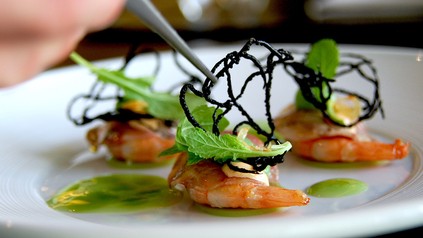 Schön angerichtete Speisen auf einem Teller.