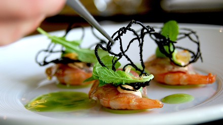 Schön angerichtete Speisen auf einem Teller.