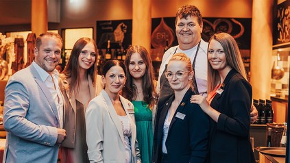 Auf dem Gruppenfoto freuen sich über das Jubiläum des Steigenberger Parkhotels (v.l.n.r.): Andreas Neininger (General Manager), Nadja Kohne (Convention Sales Manager), Corina Demmerle (F&B Operation Manager), Antonia Iselt (Convention Sales Assistant), Sandra Christiansen (F&B Assistant), Jan Erichsen (Küchenchef), Alexandra Bensky (Verkaufs- und Marketingleitung).