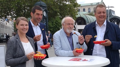 Personen von links nach rechts auf dem Gruppenfoto: Prof. Dr.-Ing. Andrea Siebert-Raths (Leitung des Institut für Biokunststoffe und Bioverbundwerkstoffe an der Hochschule Hannover), Dr. Axel von der Ohe (Erster Stadtrat und Finanz- und Ordnungsdezernent der Landeshauptstadt Hannover), Wilfried H. Engelke (Vorsitzender der FDP-Ratsfraktion der Landeshauptstadt Hannover), Matthias Quast (Leiter der Stadtreinigung Hannover).