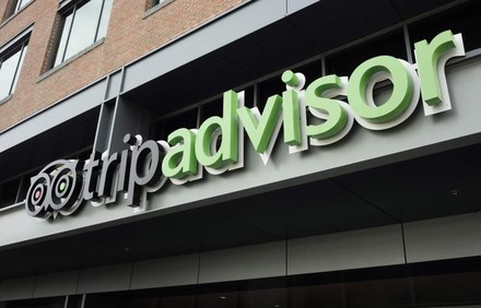 Ein Gebäude auf dem die Aufschrift TripAdvisor steht