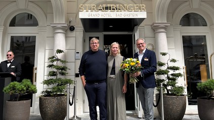 General Manager Michael Posch (rechts im Bild) nahm die ersten Gäste des traditionsreichen Hauses am Straubinger Platz in Empfang. (Foto: © Grand Hotel Straubinger)