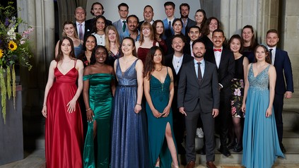 Die erfolgreichen Absolventen und Absolventinnen der HFZ.