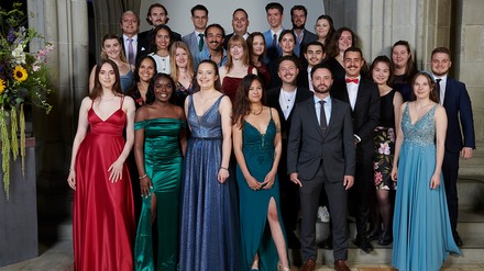 Die erfolgreichen Absolventen und Absolventinnen der HFZ.