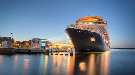 Ein Kreuzfahrtschiff im Hafen