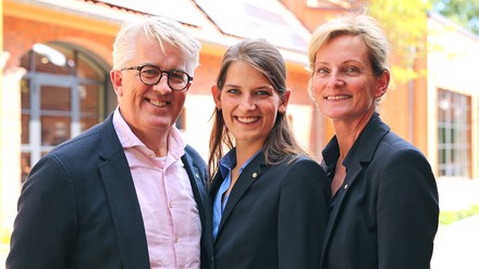 Ross Pennington, Charlotte Pennington und Frauke Averbeck-Pennington freuen sich über die gute Positionierung ihres Hauses, den Neubau und den beginnenden Generationswechsel.