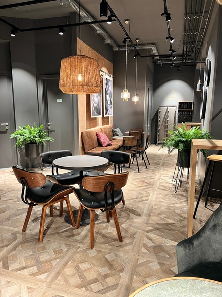 Der neue Coffeeshop von Espresso House in Köln bietet insgesamt über 70 Sitzplätze. (Foto: © Espresso House)