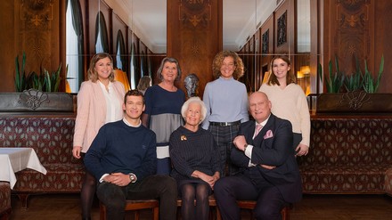 Die Familie Querfeld: V.l.n.r. Karoline Winkler, Ferdinand Querfeld, Andrea Winkler, Anita Querfeld, Irmgard Querfeld, Berndt Querfeld, Elisabeth Querfeld