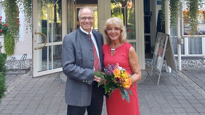 Hoteldirektor Dieter Winkler überreicht Frau Breitner einen Blumenstrauß