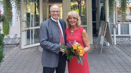 Hoteldirektor Dieter Winkler überreicht Frau Breitner einen Blumenstrauß