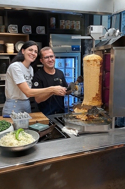Nadia Meier und Fevzi Düzgün präsentieren stolz den neuen plant-based Kebab.