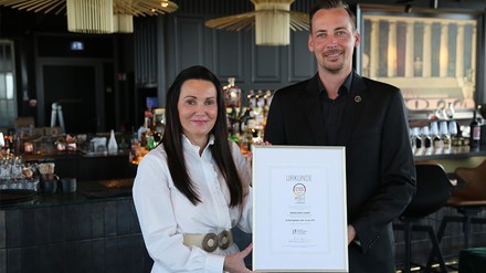 Diana Brinkmann, Geschäftsführerin, und Tim Althof,  stv. Geschäftsführer, vom Braunschweiger Restaurant ÜBERLAND präsentieren die Urkunde „Arbeitgeber der Zukunft".