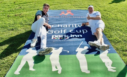 Nach erfolgreicher Golfrunde zugunsten der Michael Stich Stiftung: der Stiftungsgründer und ehemalige Tennisprofi Michael Stich (l.) und Jürgen Gangl, General Manager im Park Inn by Radisson Berlin Alexanderplatz und 1. Vorsitzender der Hoteldirektorenvereinigung Deutschland (Foto: © Park Inn by Radisson Berlin Alexanderplatz)