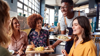 Kellner serviert Mahlzeit im Restaurant