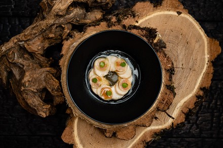 Ein Gericht, wie aus einer anderen Dimension. Selbst das Anrichten wird im Oukan zelebriert. (Foto: © Restaurant Oukan)