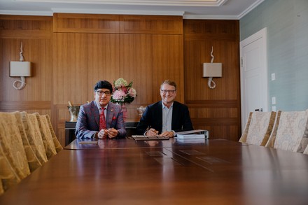 Puneet Chhatwal und Stefan Aumann bei der Unterschrift