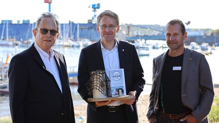 Die Initiatoren Rainer Birke (Inhaber Hotel Birke, l.) und Dr. Levent Piker (Geschäftsführer Oceanwell) mit Schirmherr Daniel Günther (Foto: © Oke Jens)