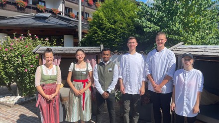 V.l. Ausbildungsleitung Michelle Wagner, Kamila Mashrapova (Kirgisistan), Tuhin Dewan (Bangladesh), Bohdan Omelianenko (Ukraine), Lucas Wehse (Farchant), Celina Luxenburger (Oberammergau).