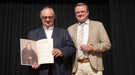 Vincent Klink (links) mit Stefan Thoma, Bürgermeister der Stadt Weinsberg (rechts)
